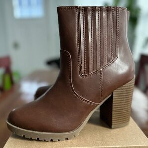 NEW chocolate brown vegan leather memory foam ankle boots 3.75” heel, size 7.5